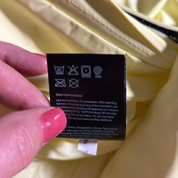 Rains NWT Women’s Loop W Vest. Size M. Color Straw ( yellow). Inside zip pocket - Picture 11 of 12